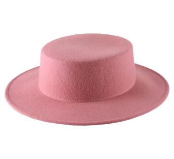 Chapeau en feutre couleur camel, orné d'un ruban gros grain rose.